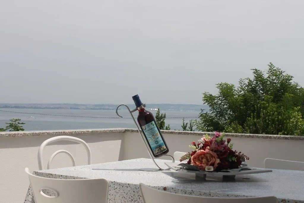 Apartment In Preko With Terrace, Air Conditioning, Wi-Fi, Washing Machine 0*,  Croacia