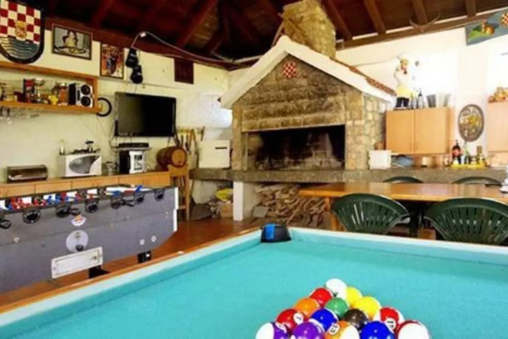 Apartment In Preko With Terrace, Air Conditioning, Wi-Fi, Washing Machine 0*,